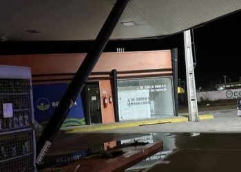 Câmeras de segurança registram acidente em posto de combustíveis em Mossoró