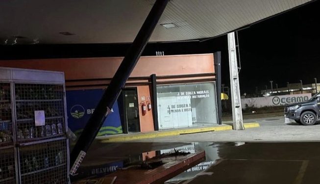 Carro invade posto de combustíveis, derruba bomba e deixa frentista ferido