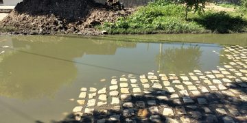 Esgoto a céu aberto incomoda moradores do Bairro Barrocas