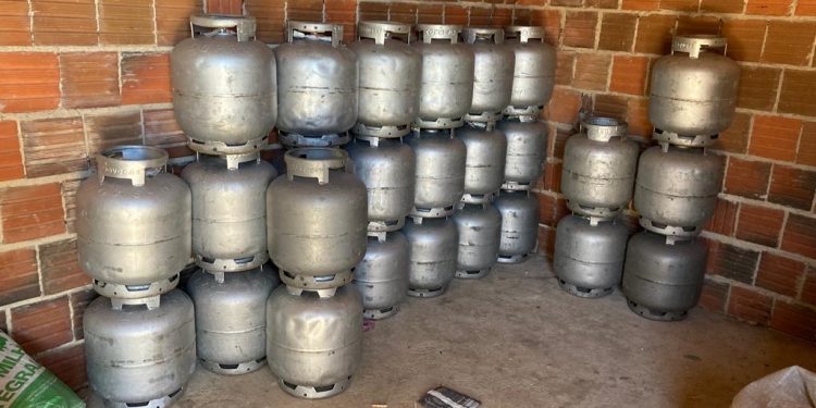 Polícia apreende 43 botijões de gás comercializados de forma irregular em Apodi