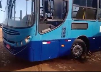 Ônibus atolam no Conjunto Odete Rosado e alunos não vão para escola