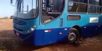Ônibus atolam no Conjunto Odete Rosado e alunos não vão para escola