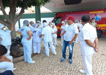 Servidores terceirizados da saúde paralisam atividades em Mossoró