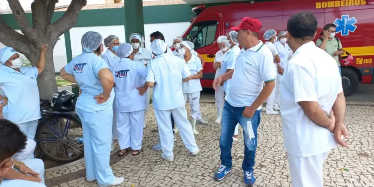 Servidores terceirizados da saúde paralisam atividades em Mossoró