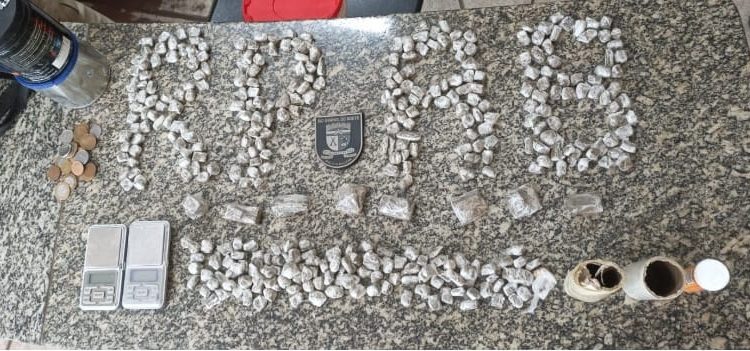 Ronda Policial: homem é preso com mais de 300 trouxinhas de maconha e mais