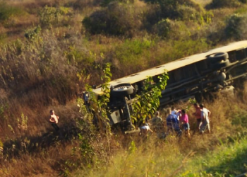Ônibus escolar capota na rotatória da BR-405 em Pau dos Ferros