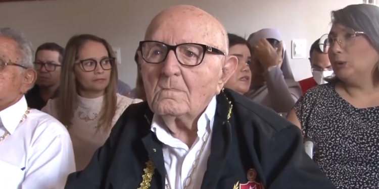 Padre Sátiro é internado para tratar quadro de pneumonia