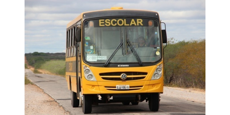 Pais cobram ônibus escolar para transporte de alunos da zona rural