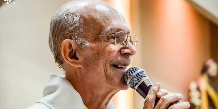 Após 46 dias internado, tratando uma pneumonia, Padre Canindé recebe alta