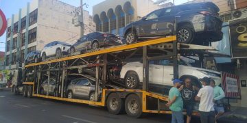 Caminhão-cegonha derruba fiação e provoca interrupção de energia e internet no Centro de Mossoró