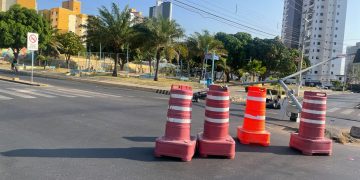 Cruzamento fica interditado após ônibus derrubar semáforo