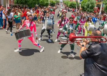 Banda vestida de Power Rangers participa de desfile cívico em Caicó