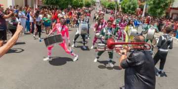 Banda vestida de Power Rangers participa de desfile cívico em Caicó