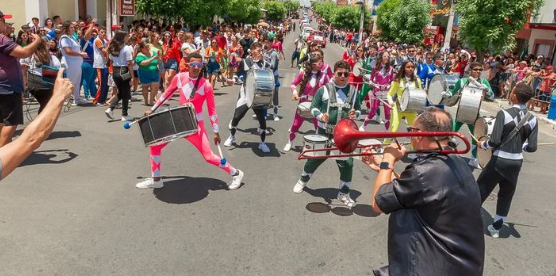 Banda vestida de Power Rangers participa de desfile cívico em Caicó