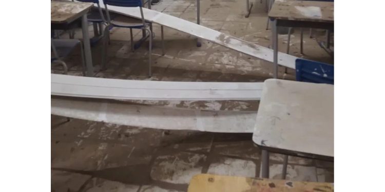 Parte de forro de sala de aula desaba em Areia Branca