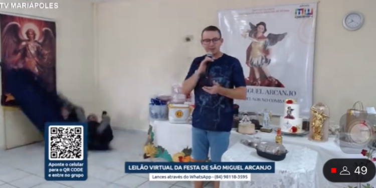 Enverga mas não quebra: padre da rede cai durante leilão em Caicó