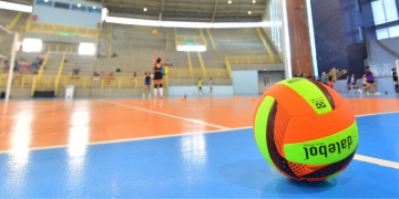 Escolinha de vôlei abre 80 vagas para jovens entre 9 e 20 anos