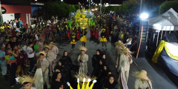 Desfile marca comemoração de emancipação política de Felipe Guerra