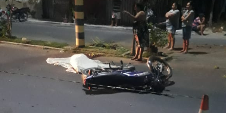 Motociclista morre após colidir em poste em Caraúbas