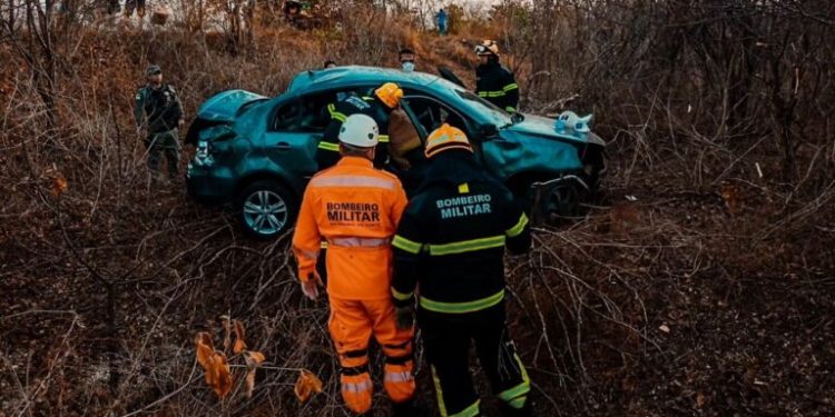 Carro capota e motorista fica preso às ferragens na BR-405