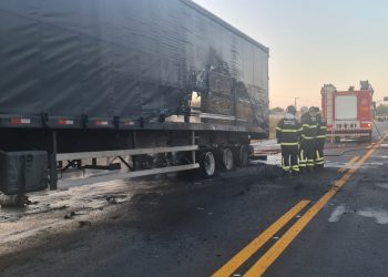Carreta pega fogo na BR-304 em Mossoró