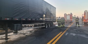 Carreta pega fogo na BR-304 em Mossoró