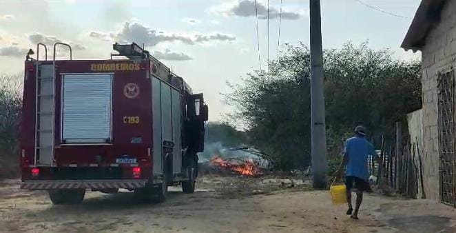 Incêndio é registrado em terreno no Bairro Nova Mossoró