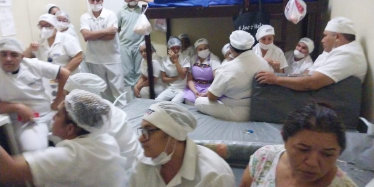 Terceirizados paralisam atividades em hospitais públicos de Mossoró