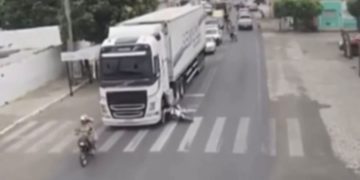 Câmera registra acidente com motociclista e carreta em Assú; Veja vídeo