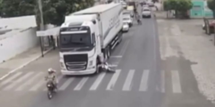 Câmera registra acidente com motociclista e carreta em Assú; Veja vídeo
