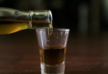 Dia Nacional da Cachaça: saiba como bebida tipicamente brasileira surgiu