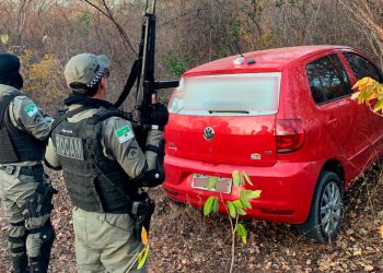 Carro tomado em assalto é encontrado em estrada carroçável no Bairro Santo Antônio