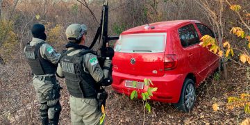 Carro tomado em assalto é encontrado em estrada carroçável no Bairro Santo Antônio