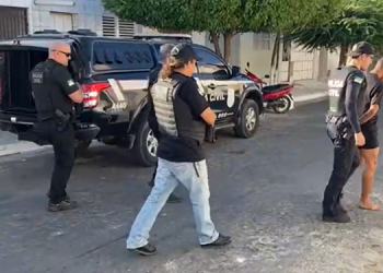 Jovem é preso por suspeita de homicídio e tráfico de drogas em Areia Branca