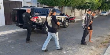 Jovem é preso por suspeita de homicídio e tráfico de drogas em Areia Branca