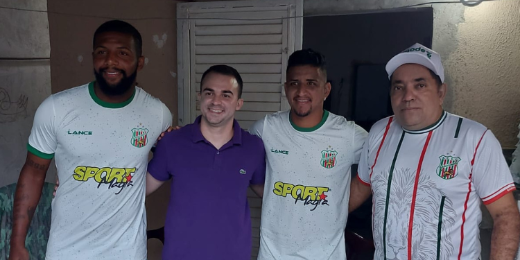 Apaixonado pelo Baraúnas, torcedor recebe visita de jogadores do time