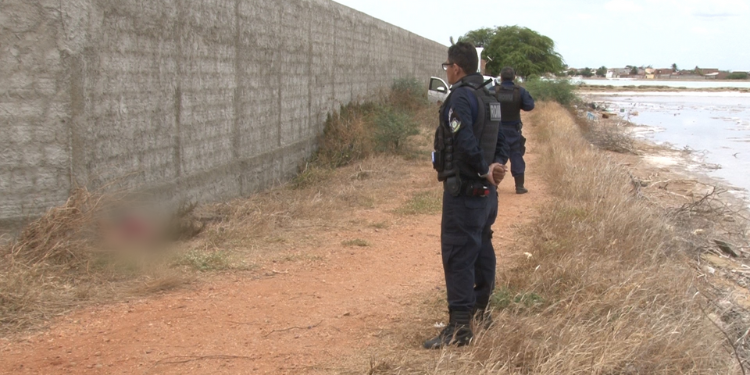 Homem é encontrado morto com marcas de tiros em Areia Branca