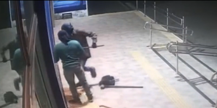 Criminosos encapuzados fazem reféns e assaltam lojas e lotérica em Pendências