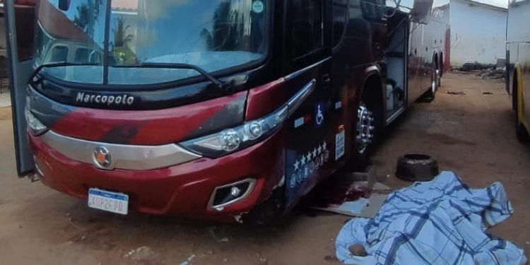 Motorista morre enquanto consertava ônibus em São Miguel