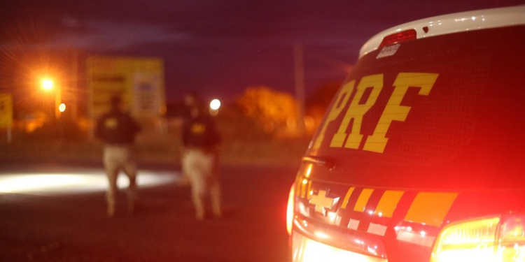 Ônibus com 20 passageiros tomba durante acidente em Angicos