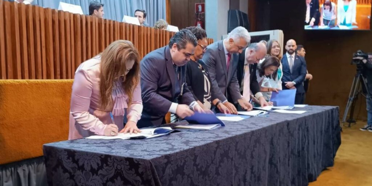 Reitora da Ufersa assina portarias para instalação de emissoras de rádio e TV na Universidade