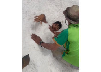 Operário afunda em salina em Macau; veja vídeo