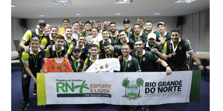 Atletas do Apodi Futsal visitam governadora Fátima Bezerra