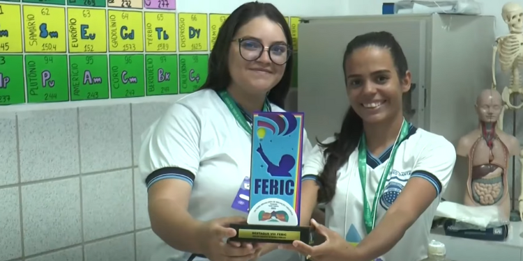 Alunas são premiadas com projeto científico do mel de abelha