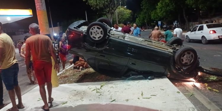 Carro capota após colidir com duas motos no Bairro Aeroporto em Mossoró