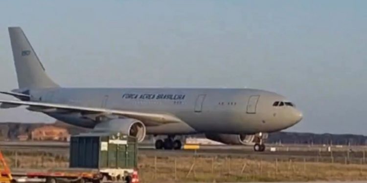 Avião da FAB que partiu de Natal para resgatar brasileiros em Israel já está na Itália