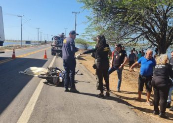 Motociclista morre após colidir com caminhão-pipa em Areia Branca