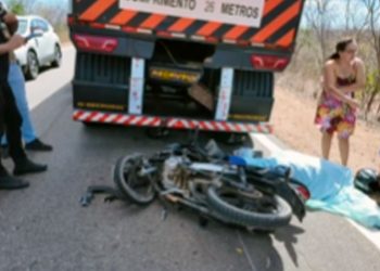 Homem morre ao colidir moto em carreta parada na BR-405 entre Mossoró e Apodi