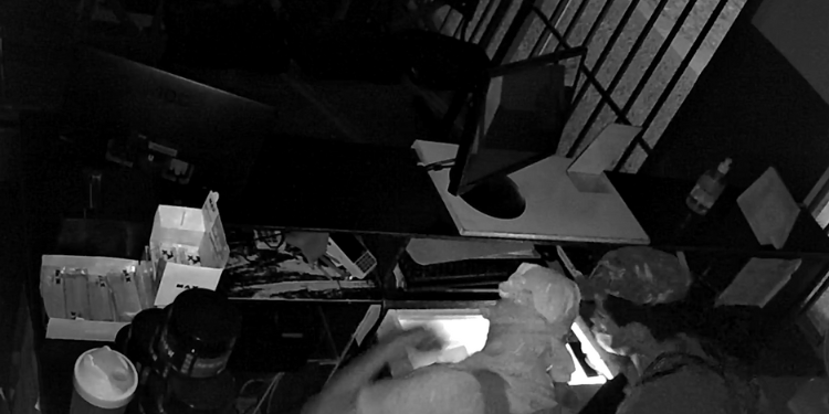 Criminosos arrombam academia, furtam TVs e suplementos