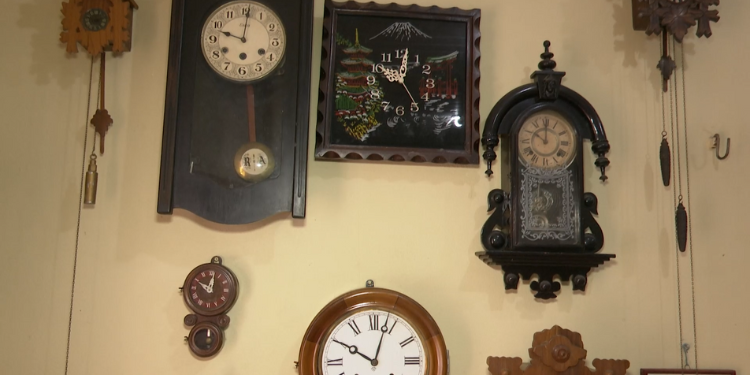 Apaixonado pelo tempo, mossoroense confecciona relógios há 28 anos